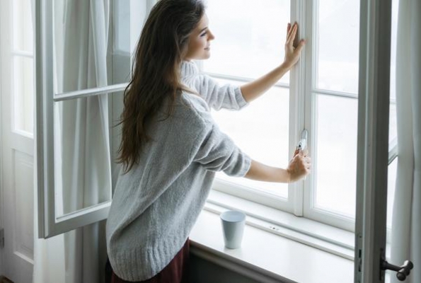 0001_woman-locking-window_gettyimages_1670573750-d9e156d7fd5c93cbde32c6c69afb28c6.jpg